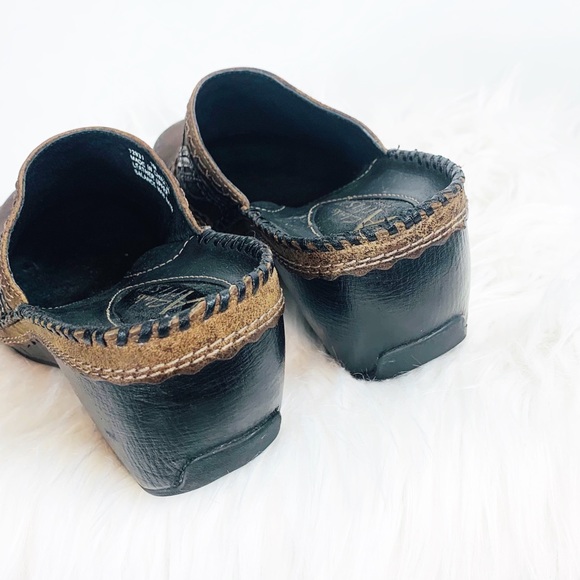 Clark’s $125 Artisan Collection Leather Clogs - Picture 8 of 8